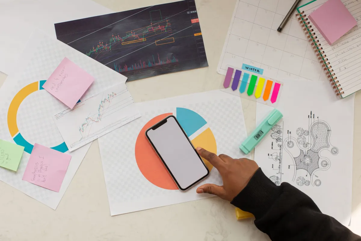 Poste de travail avec plans, nuancier de couleurs et téléphone