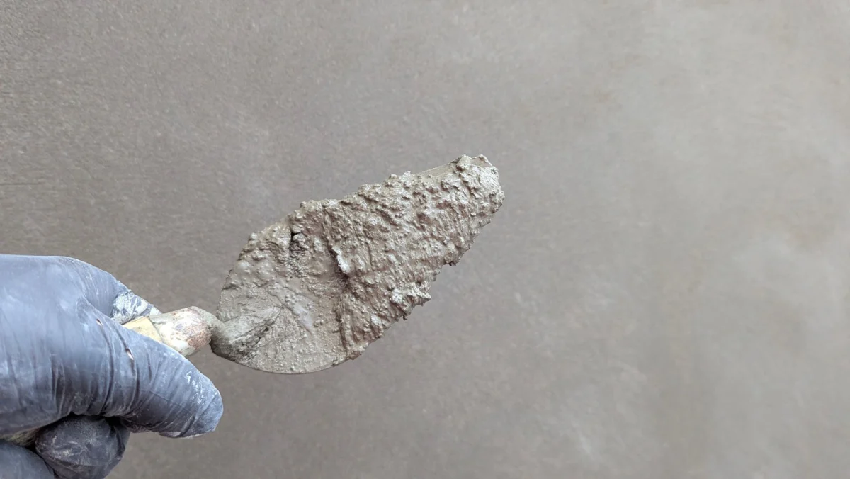 Application à la truelle d'un enduit décoratif sur un mur intérieur