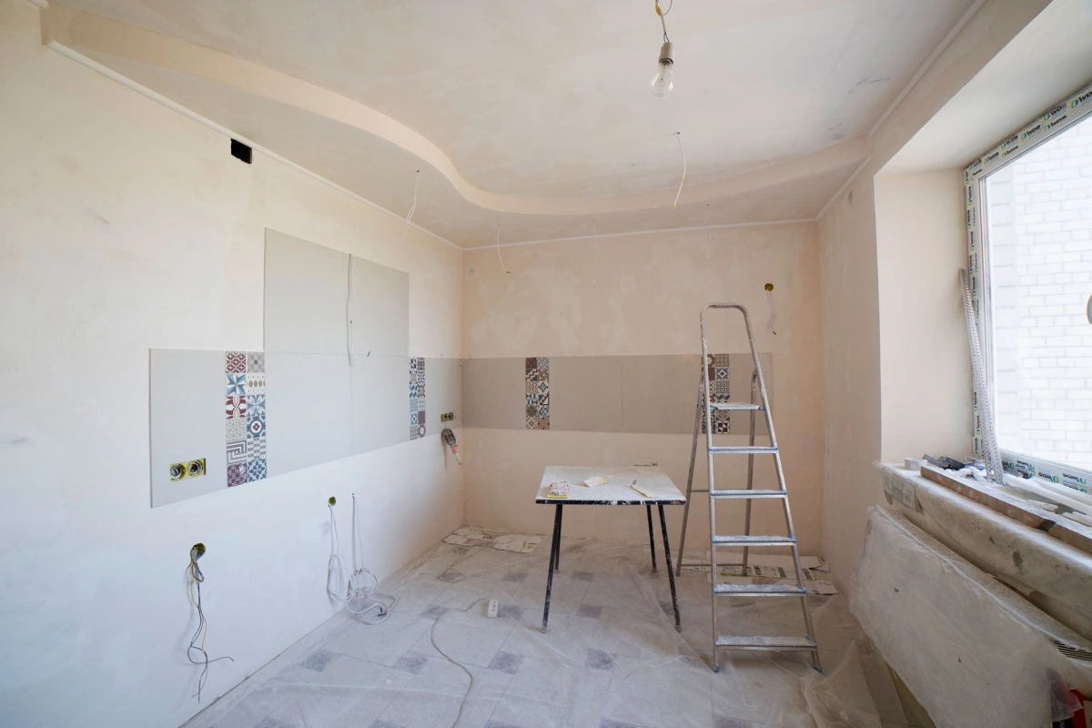 Cloison en plaques de plâtre et faux plafond en cours de montage dans un appartement