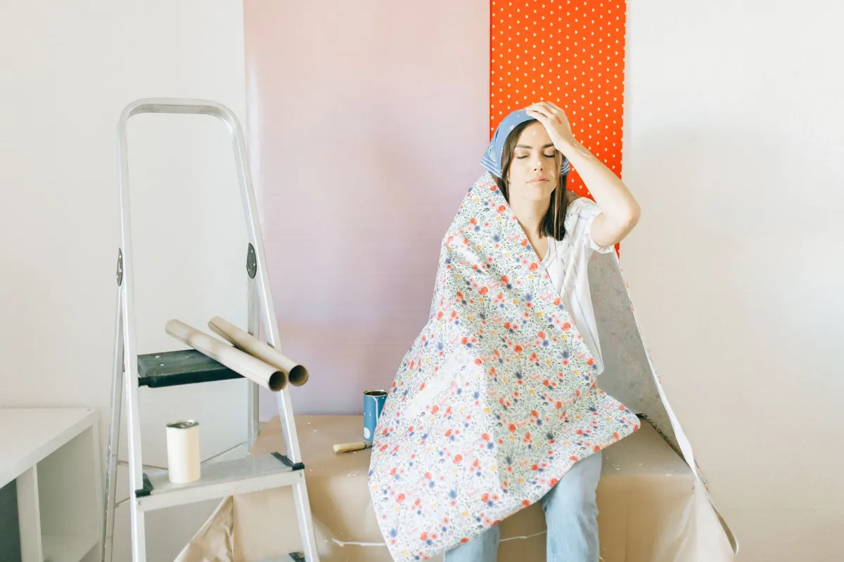Pose d'un lé de papier peint sur un mur intérieur préparé