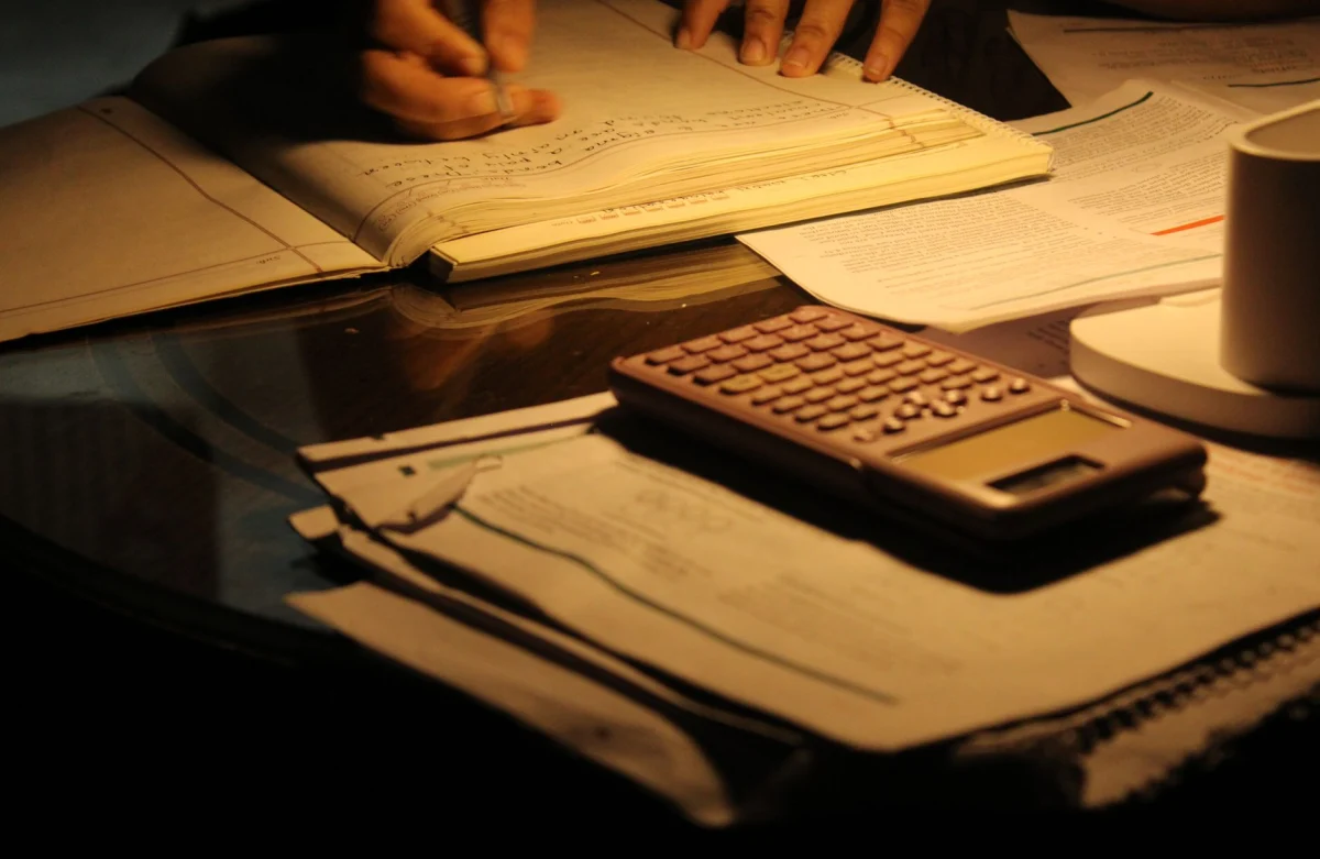 Documents de chiffrage et échantillons de matériaux isolants sur une table