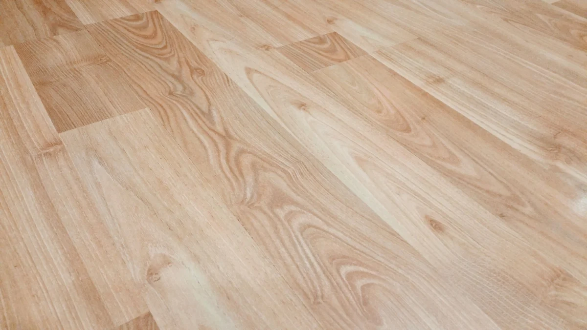 Pose de lames de parquet flottant sur une sous-couche dans un appartement